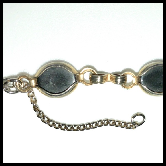 πHPπ VINTAGE Black Lucite 7 Cabochon Gold Tone Scarab Bracelet with Extender - Picture 3 of 6